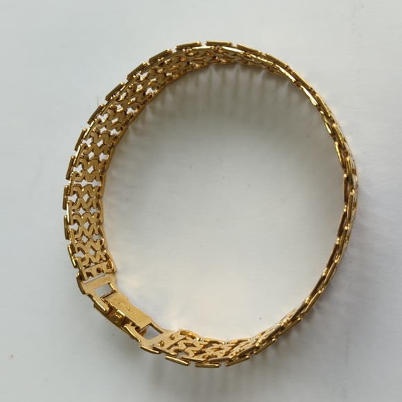 Vintage MONET Clasp Bracelet Goldtone Beautiful - Picture 3 of 6